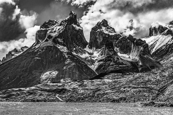 Perry, William 아티스트의 Black and white Large Pehoe Lake Lago Paine Horns three granite peaks-Torres del Paine National Par작품입니다.